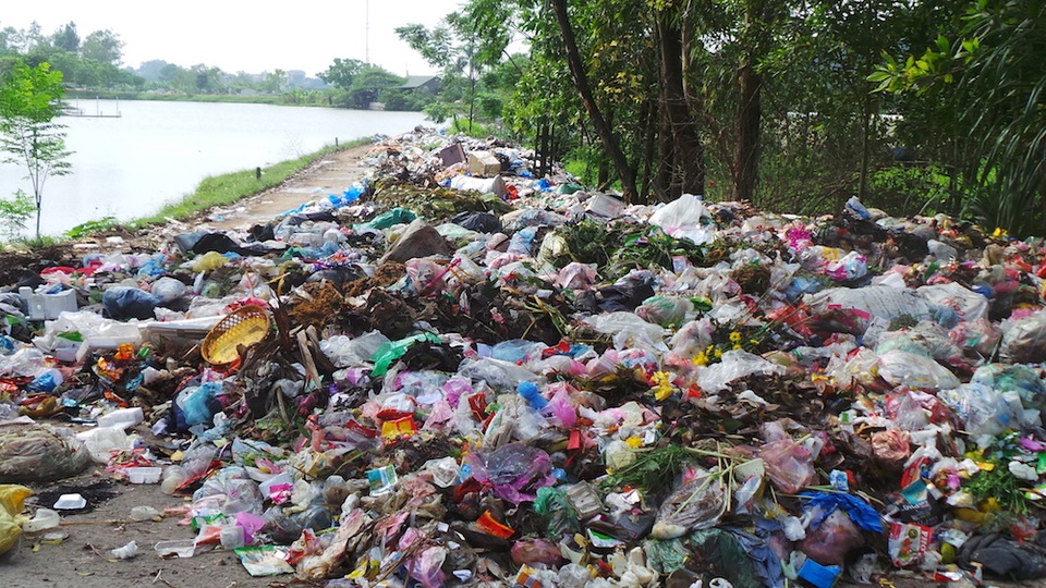 Hà Nội: Dân làng khổ sở vì "sống chung với rác" - 1 Cảnh rác ngập ngụa con đường bê tông nằm cách Chùa Trầm khoảng vài trăm m, bốc mùi hôi thối nồng nặc.