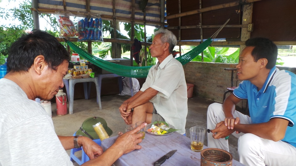 Hà Nội: Dân làng khổ sở vì "sống chung với rác" - 4
Người dân sống quanh bãi rác đang bị ảnh hưởng nghiêm trọng.