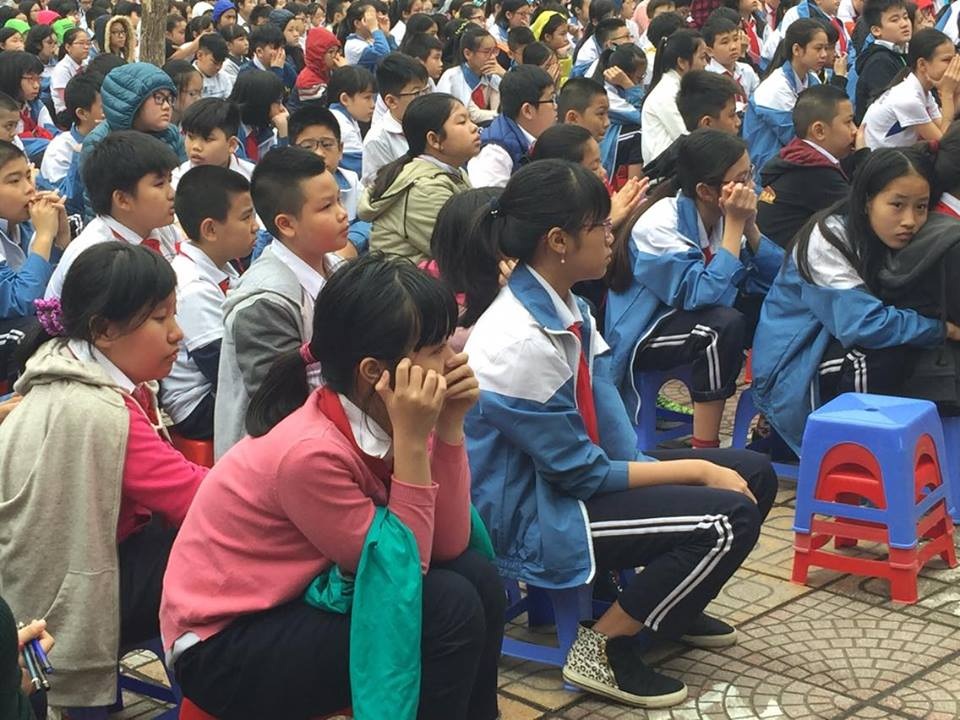 Buổi sinh hoạt dưới cờ khiến hàng nghìn học sinh bật khóc - 3 Những đôi mắt hoe đỏ...