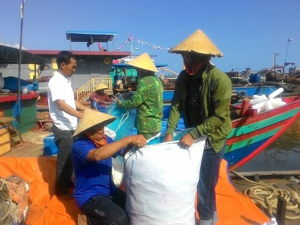 Ngư dân hào hứng chuẩn bị chuyến ra khơi đầu năm - 5 Người dân nơi đây quan niệm chuyến đầu ra khơi thuận lợi thì cả năm sẽ gặp may mắn