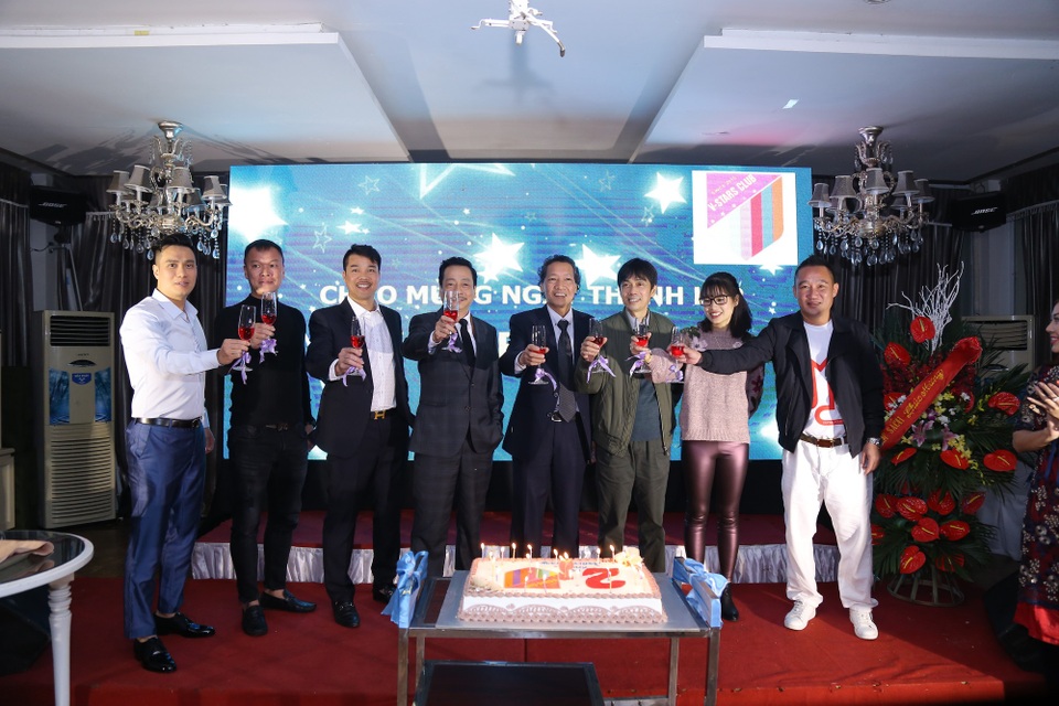 Trong không gian ấm cúng, các nghệ sĩ, cựu danh thủ và các đơn vị đồng hành… đã cùng nhau nâng ly nâng ly champagne, hát vang ca khúc “Chúc mừng sinh nhật”.