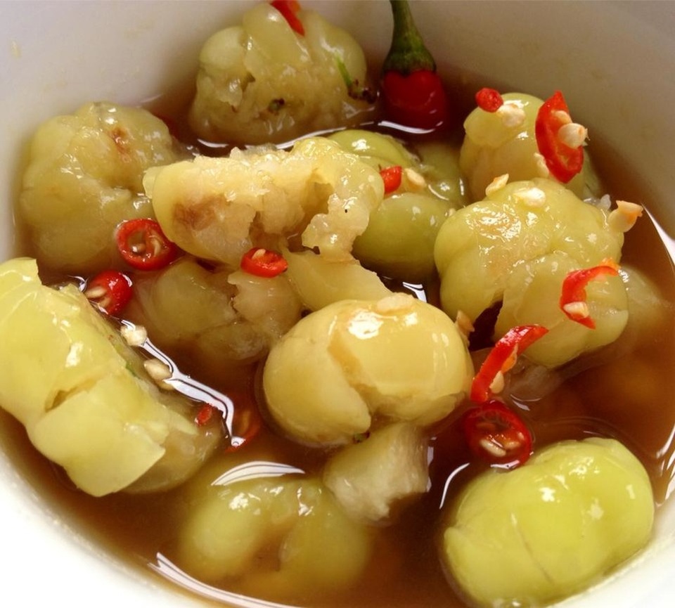 Ăn chùm ruột nhớ hương vị quê nhà - 2 Chùm ruột cho vào nước mắm cũng tạo nên hương vị ngon gấp bội.