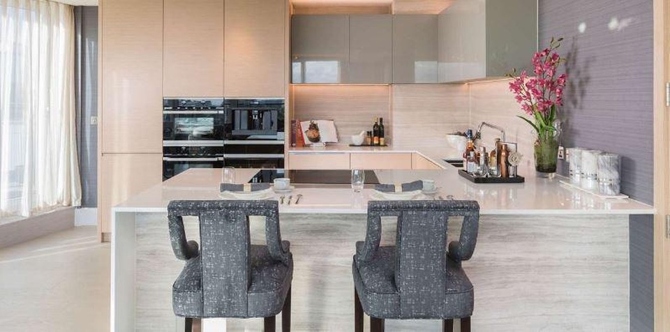 Nạn nhân vụ cháy chung cư ở London được hỗ trợ căn hộ hạng sang - 9 Trước đó, chính quyền London đã cam kết sẽ giúp các cư dân của tòa tháp Grenfell bị cháy ổn định chỗ ở trong vòng 3 tuần sau vụ hỏa hoạn. Chính quyền thành phố cũng bị chỉ trích vì đã không chú ý tới những cảnh báo về an toàn phòng cháy chữa cháy tại các chung cư được xây dựng từ lâu như Grenfell, dẫn tới vụ cháy kinh hoàng vừa qua. (Ảnh: The Sun)