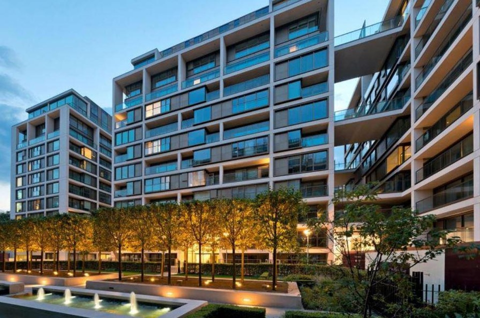 Nạn nhân vụ cháy chung cư ở London được hỗ trợ căn hộ hạng sang - 1 Theo Independent, 68 căn hộ, từ một đến ba phòng ngủ, thuộc khu chung cư Kensington Row ở Kensington, London đã được chính phủ Anh mua lại để làm nơi ở mới cho các cư dân bị mất nhà cửa trong vụ cháy tòa tháp Grenfell 24 tầng hôm 14/6. Vụ hỏa hoạn kinh hoàng đã khiến ít nhất 79 người chết và mất tích. (Ảnh: The Sun)