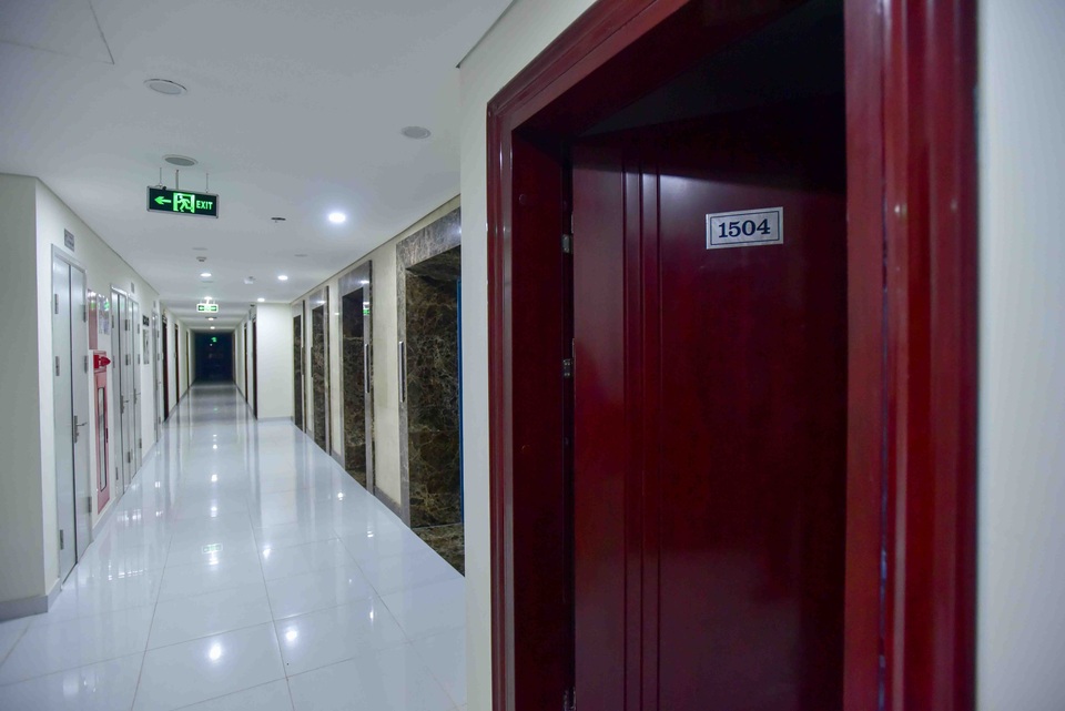 Dân chung cư vạ vật căng băng rôn phản đối chủ đầu tư thâu đêm - 2
Anh Trấn Minh Nghĩa chủ căn 1504 cho biết gia đình anh và một số hộ dân sinh sống tại tòa Capital Garden đã bị chủ đầu tư cắt điện và nước.
