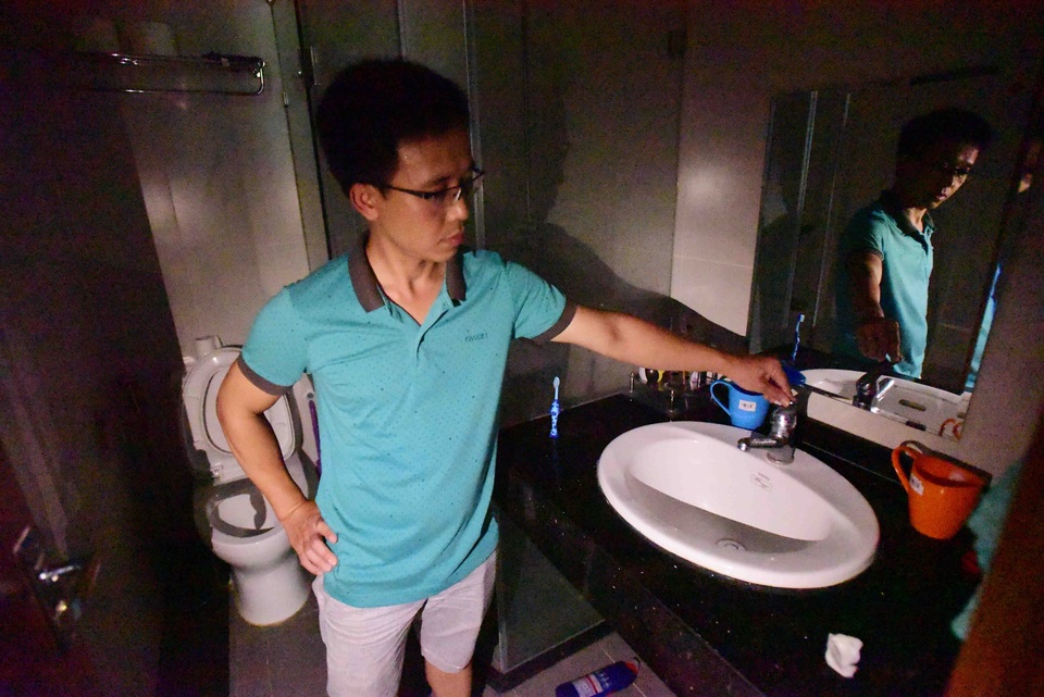 Dân chung cư vạ vật căng băng rôn phản đối chủ đầu tư thâu đêm - 3 Dân chung cư vạ vật căng băng rôn phản đối chủ đầu tư thâu đêm - 3