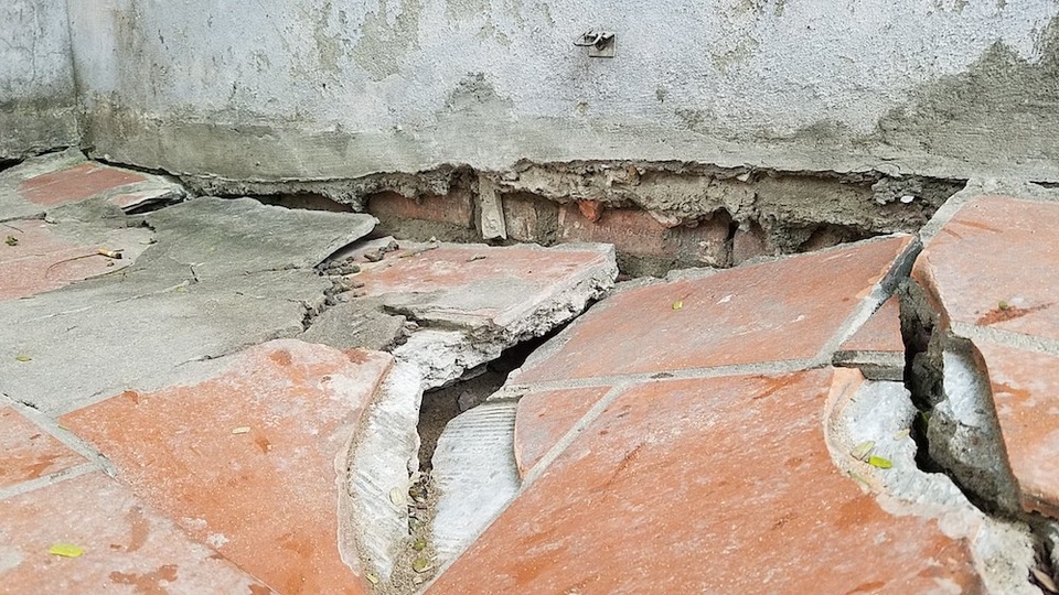 Khu tái định cư Hà Nội chịu cảnh bể phốt lộ thiên, nền nhà sụt lún - 4
Một điểm sụt lún chân tường bên ngoài tòa nhà N3. Ban đầu, người dân còn cố gắng khắc phục, nhưng về sau đành phó mặc vì hiện tượng lút nứt xảy ra quá nhiều.