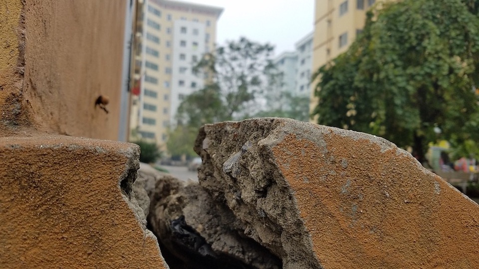 Khu tái định cư Hà Nội chịu cảnh bể phốt lộ thiên, nền nhà sụt lún - 2
Toàn bộ chân tường của 10 tòa nhà đều xảy ra hiện tượng sụt lún, có chỗ khoảng cách giữa nền đất với móng nhà lên đến 10cm. Bên trong các toà nhà, nhiều chỗ nền bị sụt thành hố lớn.