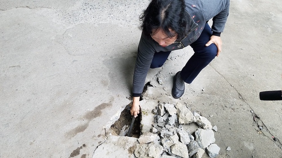 Khu tái định cư Hà Nội chịu cảnh bể phốt lộ thiên, nền nhà sụt lún - 3
Nhiều chỗ nền của các toà nhà đã vỡ vụn tạo thành những hố lớn. Bên dưới hoàn toàn rỗng, chúng tôi không biết khi nào thì toàn bộ nền nhà của khu này sẽ tụt sâu xuống. Mới đây một gia đình ở N5 đang ăn cơm tối thì nền nhà sụt vỡ, rất sợ, bà Lý Thanh Thủy, trưởng đại diện nhà N6, cho biết.