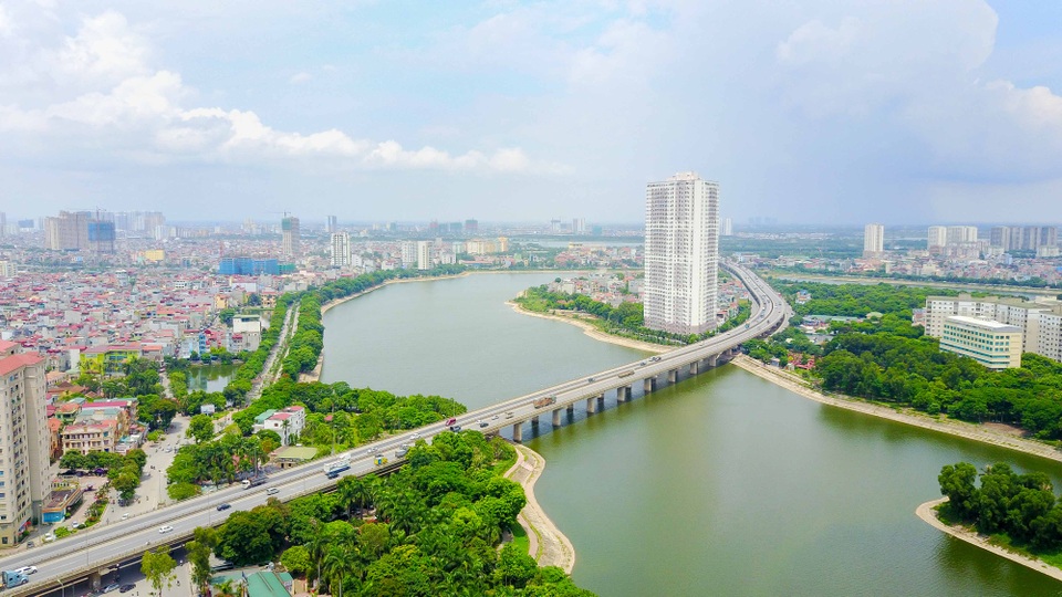 Điểm qua một số dự án của "đại gia điếu cày" ở Hà Nội - 6 Được biết, dự án này được đại gia điếu cày mua lại từ tập đoàn Coma 18 (CIG) với giá 12 tỷ đồng. Sau đó, chung cư VP6 Linh Đàm được xin cấp phép chuyển từ nhà xã hội sang dự án chung cư thương mại với quy mô 41 tầng, tăng 16 tầng so với quy hoạch cũ.