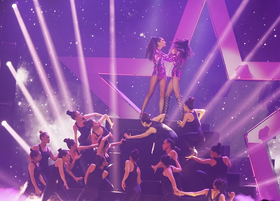 Các thí sinh thực hiện phần thi cá nhân lẫn thi nhóm, tạo dáng bước trên bục cao, diễn xuất trước ống kính.