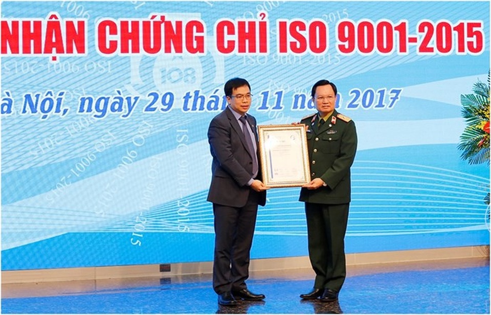 Rút ngắn thời gian, tăng độ chính xác của các xét nghiệm - 1 Lãnh đạo Bệnh viện Trung ương Quân đội 108 nhận chứng chỉ ISO 9001 - 2015.