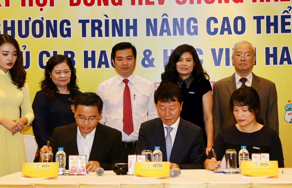 HLV Chung Hae Seong (HA Gia Lai) muốn cải thiện thể lực cho Công Phượng và các đồng đội - 2 Hợp đồng của HLV Chung Hae Seong với đội bóng phố núi kéo dài trong 2 năm, phần tiền lương trong hợp đồng này do phía VPMilk chi trả (ảnh: Anh Hải)