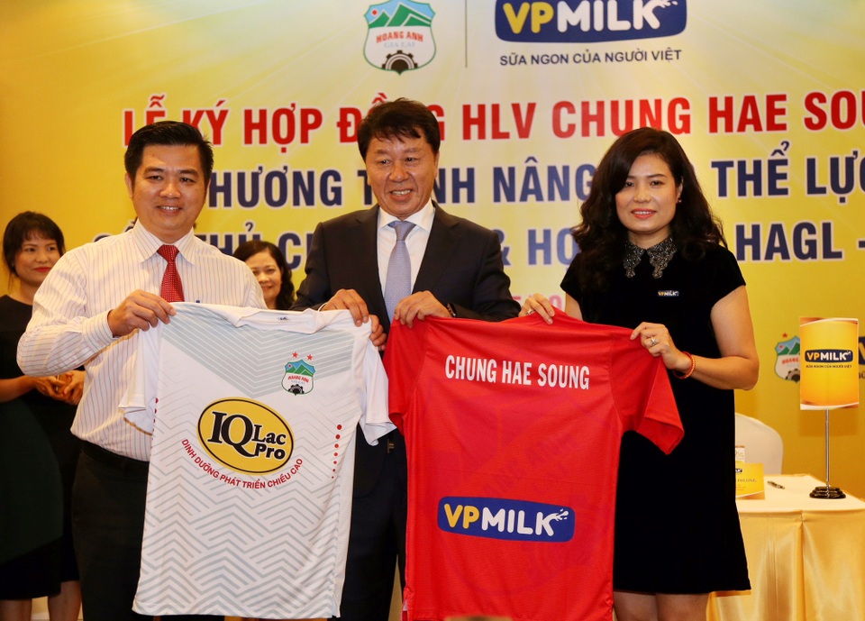 HLV Chung Hae Seong (HA Gia Lai) muốn cải thiện thể lực cho Công Phượng và các đồng đội - 1 Ông Chung Hae Seong tuyên bố muốn nâng tầm các cầu thủ HA Gia Lai (ảnh: Anh Hải)