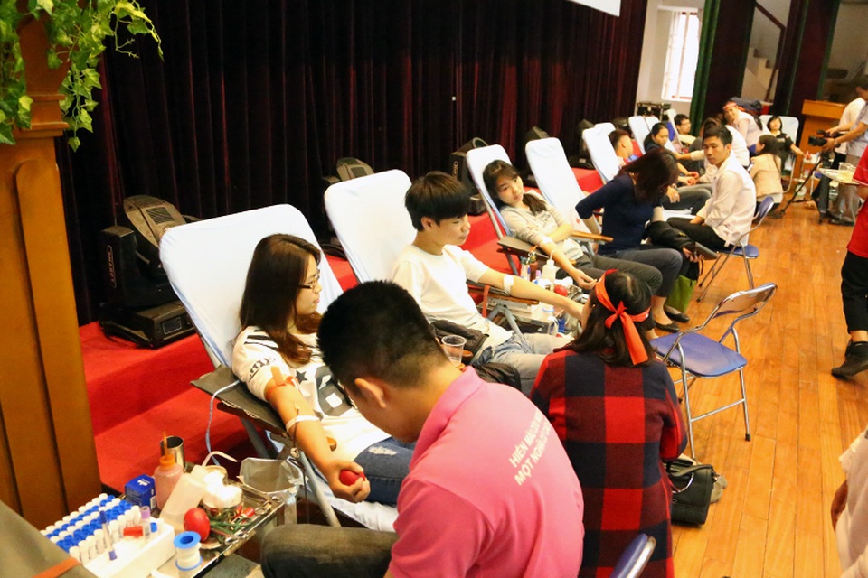 Hoa hậu Ngọc Hân, Á hậu Thanh Tú hiến máu tại Ngày Chủ nhật Đỏ - 7
Hội trường của trường ĐH Quốc gia Hà Nội trở nên nhộn nhịp bởi sự có mặt của các bạn trẻ tham gia hiến máu tình nguyện.