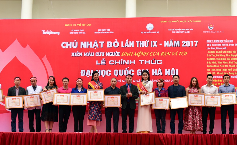 Hoa hậu Ngọc Hân, Á hậu Thanh Tú hiến máu tại Ngày Chủ nhật Đỏ - 1
Vì những đóng góp của mình cho hoạt động hiến máu và kêu gọi hiến máu, hoa hậu Ngọc Hân và Á hậu Huyền My được trao tặng bằng khen và kỉ niệm chương của BTC.