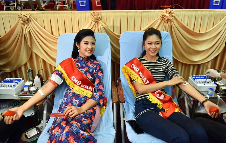 Hoa hậu Ngọc Hân, Á hậu Thanh Tú hiến máu tại Ngày Chủ nhật Đỏ - 2
Hoa hậu Việt Nam 2014 và Á hậu 2016 Thanh Tú tươi cười trên băng ghế hiến máu.