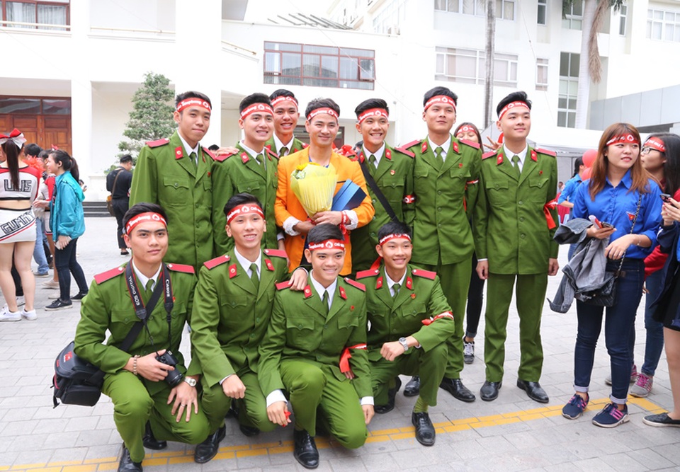 Hoa hậu Ngọc Hân, Á hậu Thanh Tú hiến máu tại Ngày Chủ nhật Đỏ - 4
Nghệ sĩ Xuân Bắc chụp ảnh kỉ niệm cùng các nam sinh viên trường Học viện Cảnh sát nhân dân