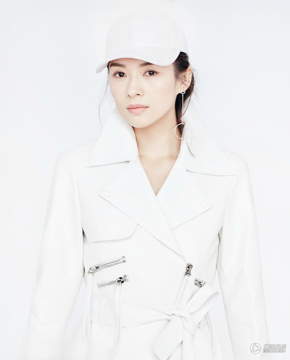 
Tháng 3/2017, Tử Di xuất hiện trên tạp chí thời trang của Trung Quốc trong những bộ cánh màu trắng và gương mặt trang điểm nhẹ nhàng. Cô vẫn rất xinh đẹp dù không còn quá trẻ.
