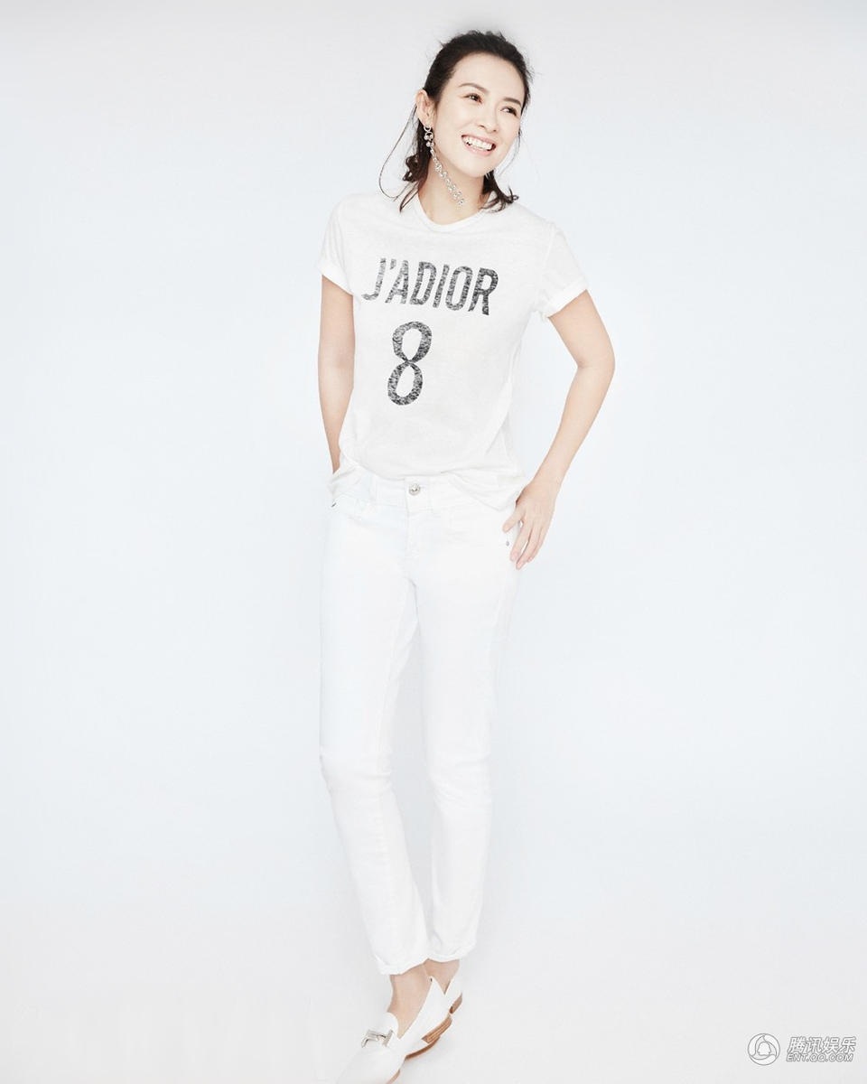 
Cuối năm 2016, nữ diễn viên nổi tiếng của Trung Quốc mới nhận lời góp mặt trong một gameshow truyền hình. Cô thú nhận việc phải xa con gái là một cực hình với bản thân bởi lúc nào cô cũng muốn dành thời gian bên con gái và nóng ruột khi không ở bên con.
