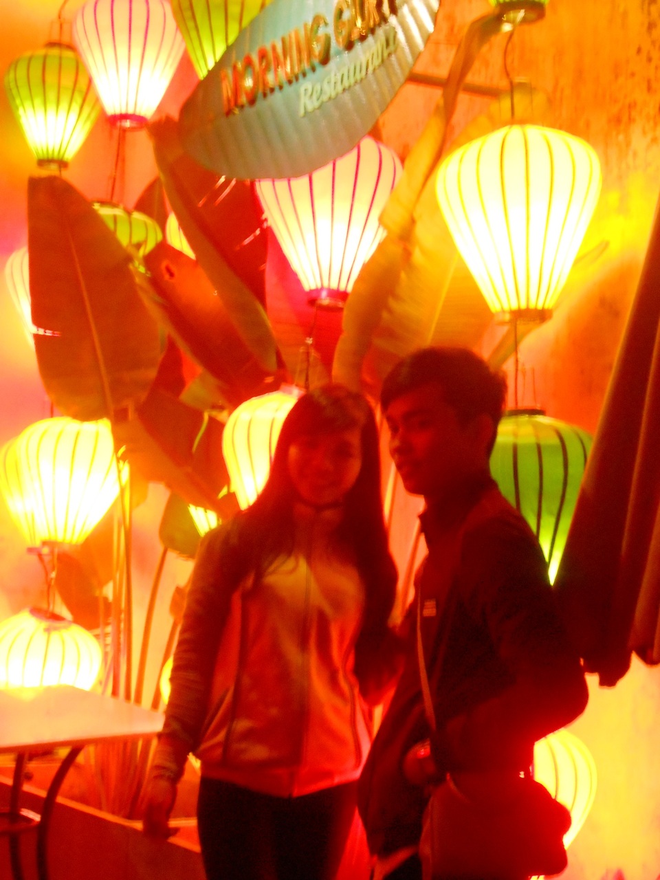 Du khách đổ về Hội An khai hội Nguyên Tiêu - 2 Bạn trẻ chụp ảnh lưu niệm trong đêm khai hội Nguyên Tiêu