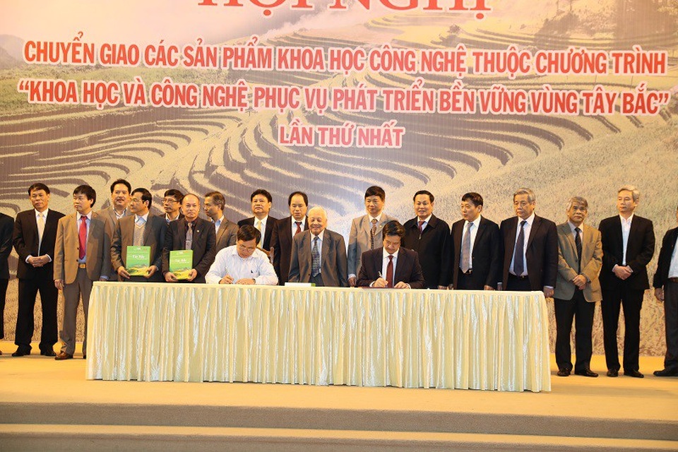 Chuyển giao 18 đề tài nghiên cứu cho 14 tỉnh Tây Bắc - 1 Tại Hội nghị này, sản phẩm của 18 đề tài đã được nghiệm thu cấp nhà nước sẽ được chuyển giao cho 14 tỉnh trên toàn vùng Tây Bắc.