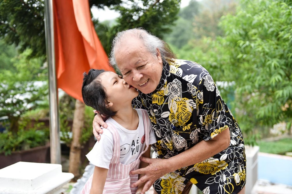 Đám cưới kéo dài 28 ngày của đại gia Hà Nội với người vợ kém 52 tuổi - 5 Vị đại gia này cho biết, cuộc sống gia đình hạnh phúc chính là liều thuốc tinh thần giúp ông vui sống mỗi ngày.