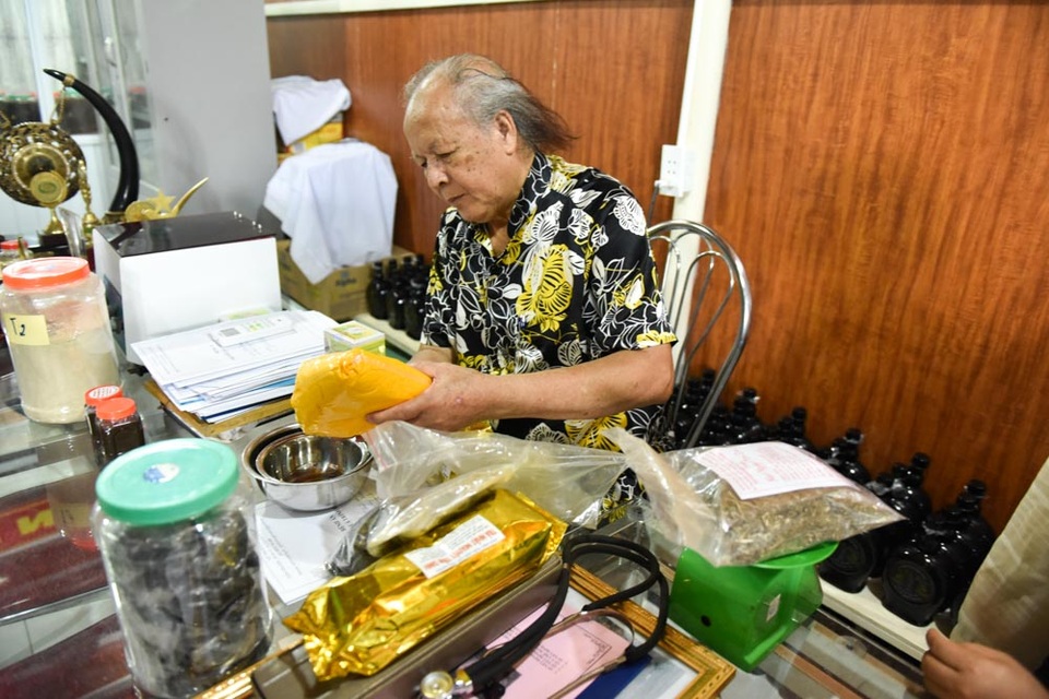 Đám cưới kéo dài 28 ngày của đại gia Hà Nội với người vợ kém 52 tuổi - 7 Dù đã 90 tuổi nhưng ông Trọng vẫn tự mình điều hành công việc kinh doanh một cách trơn tru, hiệu quả.