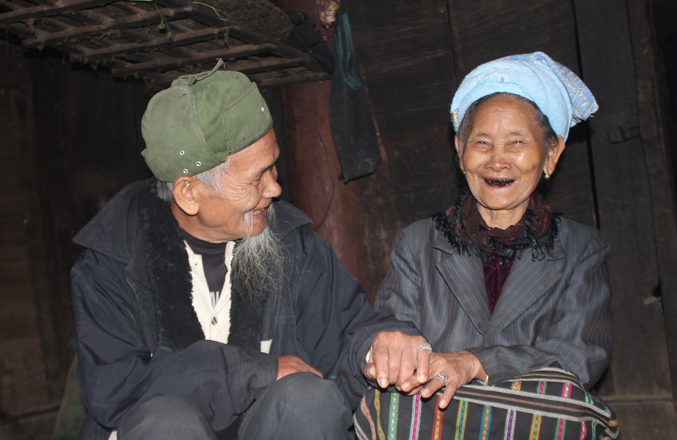 
Sáu mươi năm có lẻ bên nhau, cụ Lữ Văn The và cụ Moong Thị Xệt đã có cuộc hôn nhân viên mãn.
