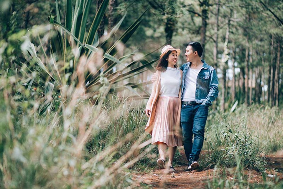 “Chuyện tình trên mây” của cặp đôi công sở - 5
Anh chàng Đặng Thiện không giấu nổi hào hứng khi nhắc đến hành trình yêu của mình: “Mình ngỏ lời với em trên bầu trời nên dù là dân công sở nhưng tình yêu đôi khi vẫn có những điều lãng mạn, nhẹ nhàng như thế”.