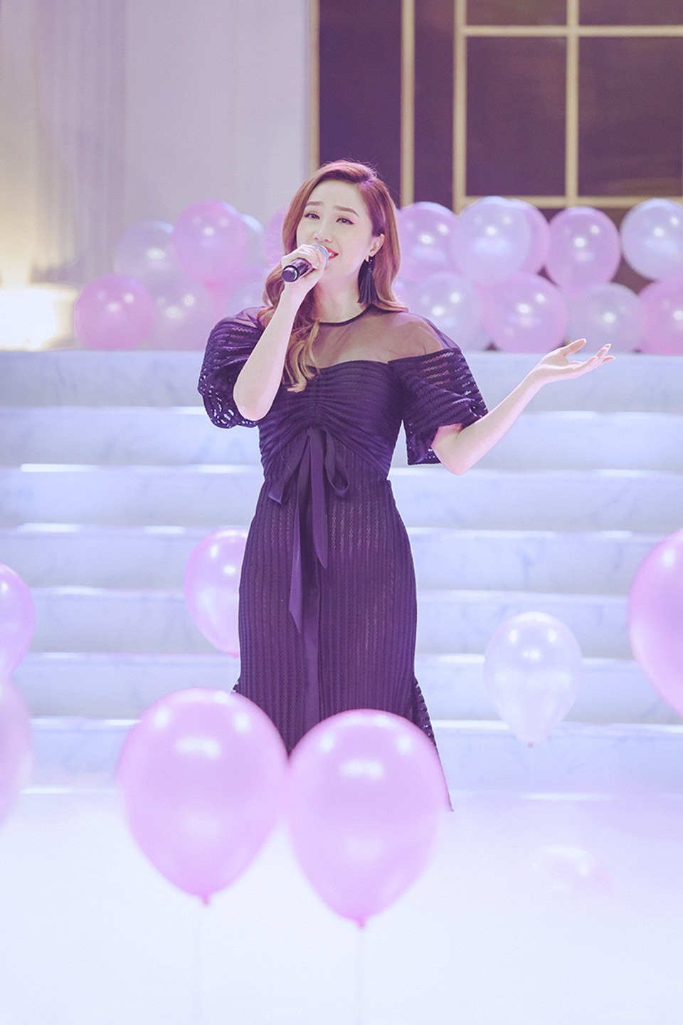 Bảo Thy xuất hiện nhẹ nhàng với trang phục giản dị và mở màn bằng ca khúc “Công chúa bong bóng” .