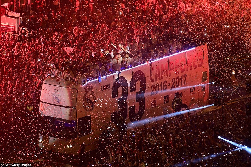 Real Madrid mở tiệc ăn mừng chức vô địch La Liga tại Cibeles - 11
Phải 5 năm rồi, người Madrid mới có dịp tổ chức ăn mừng ở quảng trường Cibeles