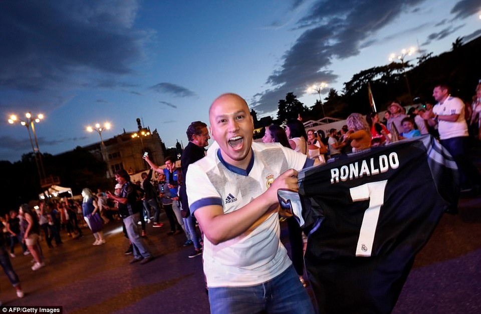 Real Madrid mở tiệc ăn mừng chức vô địch La Liga tại Cibeles - 12
Một cổ động viên Real Madrid thể hiện tình yêu với C.Ronaldo