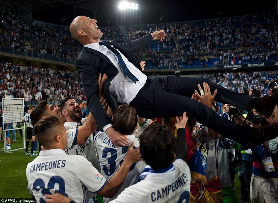 Real Madrid mở tiệc ăn mừng chức vô địch La Liga tại Cibeles - 13
HLV ZIdane đang có những thành công rực rỡ cùng Real Madrid