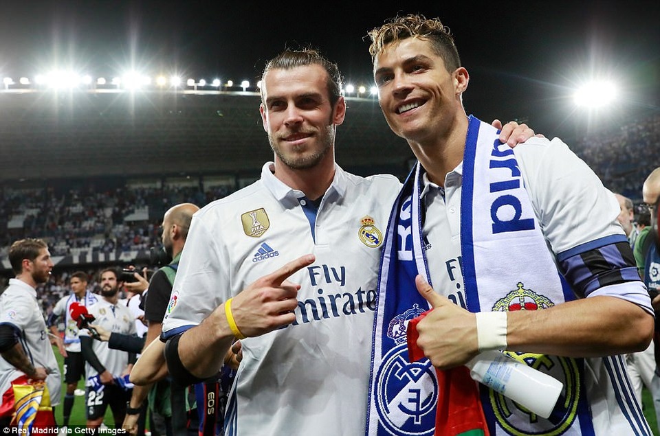 Real Madrid mở tiệc ăn mừng chức vô địch La Liga tại Cibeles - 9
Bale và C.Ronaldo, hai ngôi sao đắt giá nhất của bóng đá thế giới