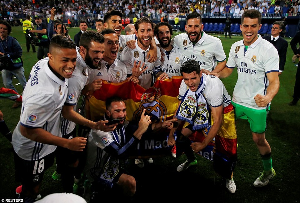 Real Madrid mở tiệc ăn mừng chức vô địch La Liga tại Cibeles - 8
Những cầu thủ Tây Ban Nha trong đội hình của Real Madrid