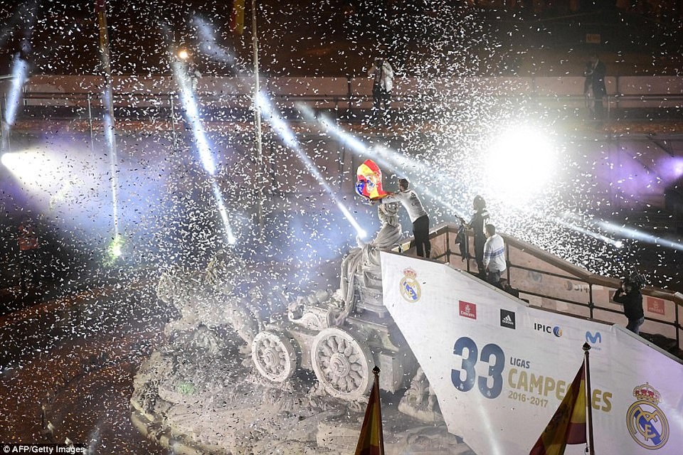Real Madrid mở tiệc ăn mừng chức vô địch La Liga tại Cibeles - 7
Real Madrid đã có chức vô địch La Liga lần thứ 33 trong lịch sử