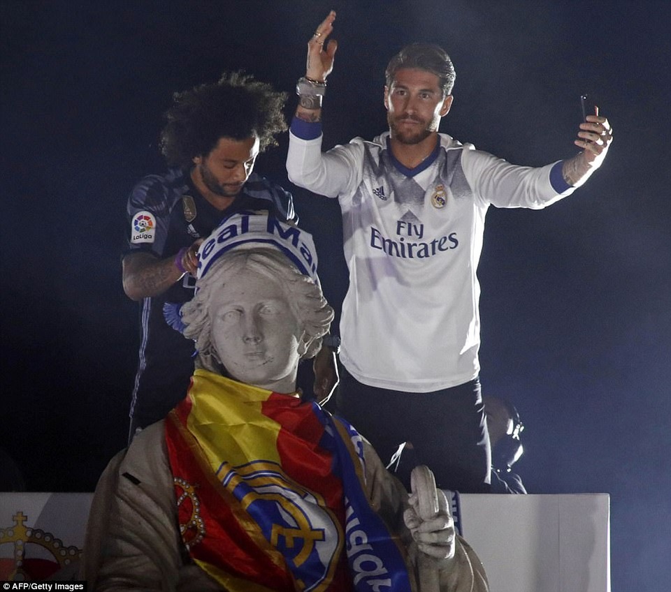 Real Madrid mở tiệc ăn mừng chức vô địch La Liga tại Cibeles - 6
Marcelo và Ramos khoe chiến tích với người hâm mộ