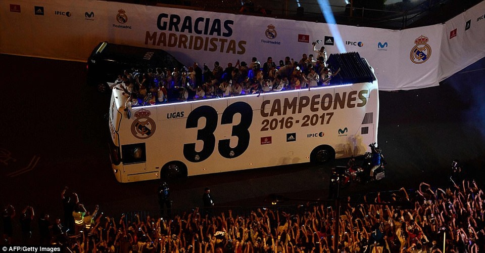 Real Madrid mở tiệc ăn mừng chức vô địch La Liga tại Cibeles - 5
Các cổ động viên vây quanh cầu thủ Real Madrid trên các tuyến đường ở thủ đô Madrid