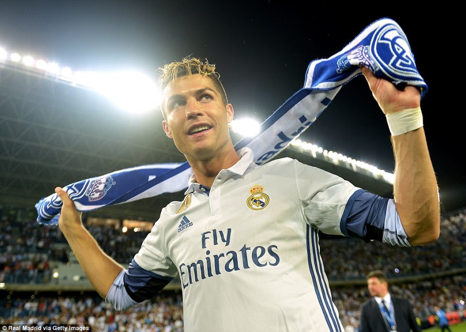 Real Madrid mở tiệc ăn mừng chức vô địch La Liga tại Cibeles - 4
C.Ronaldo có lẽ là người được nhắc đến nhiều nhất của Real Madrid năm nay
