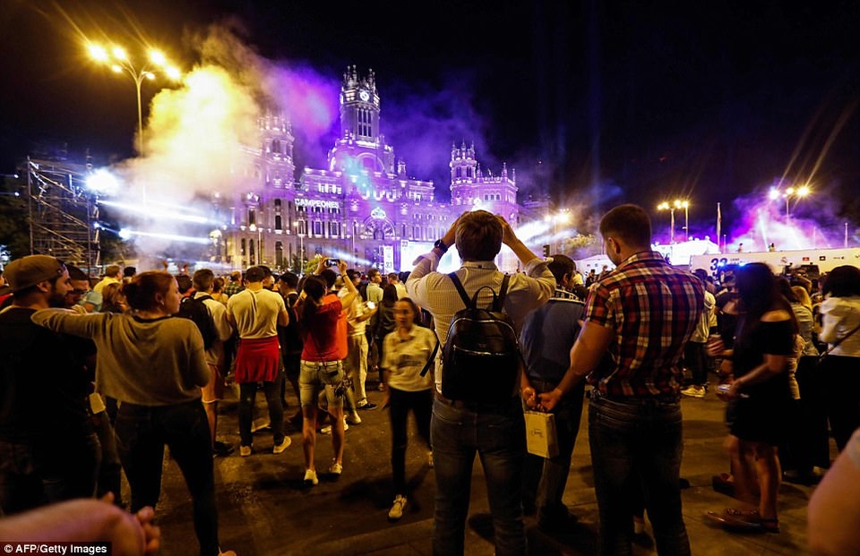 Real Madrid mở tiệc ăn mừng chức vô địch La Liga tại Cibeles - 3
Người Madrid đã sẵn sàng cho một bữa tiệc ăn mừng tưng bừng tại Cibeles