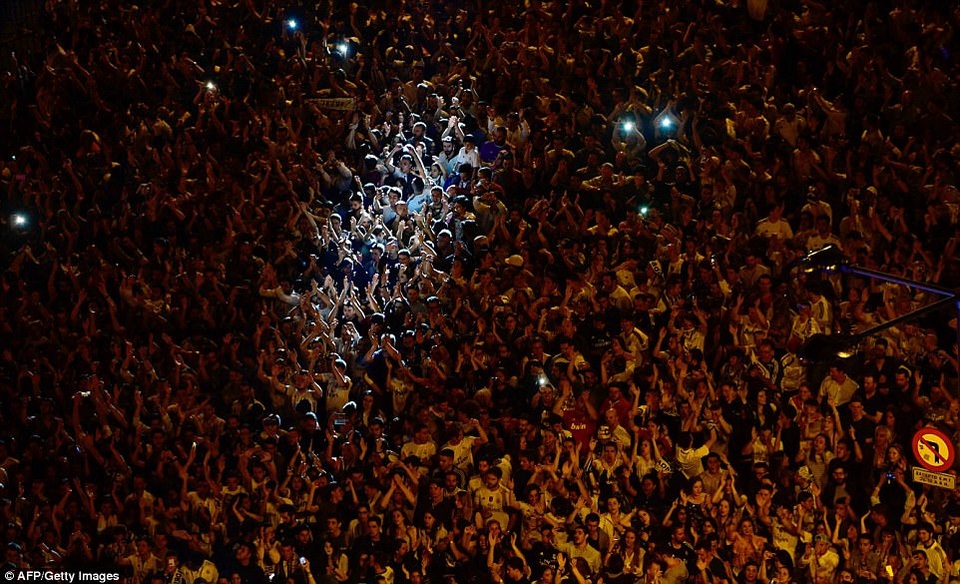 Real Madrid mở tiệc ăn mừng chức vô địch La Liga tại Cibeles - 10
Người Real Madrid đã có một đêm không ngủ