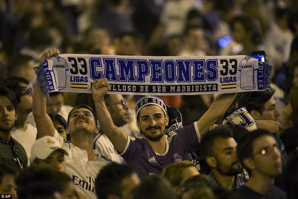 Real Madrid mở tiệc ăn mừng chức vô địch La Liga tại Cibeles - 2 Real Madrid mở tiệc ăn mừng chức vô địch La Liga tại Cibeles - 2