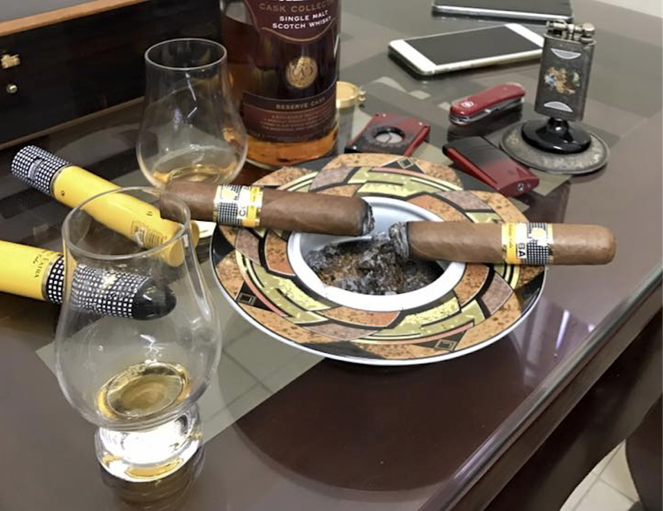 Những chuyện khó tin về thú chơi mới nổi: Hút cigar - 1 
Những điếu Cigar Cuba dường như đã không thể thiếu trên bàn tiệc cuối năm của dân chơi