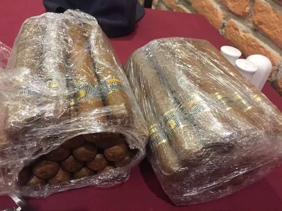 Những chuyện khó tin về thú chơi mới nổi: Hút cigar - 3 
Cigar trông điếu thì khá đẹp nhưng lại bọc túi nilon