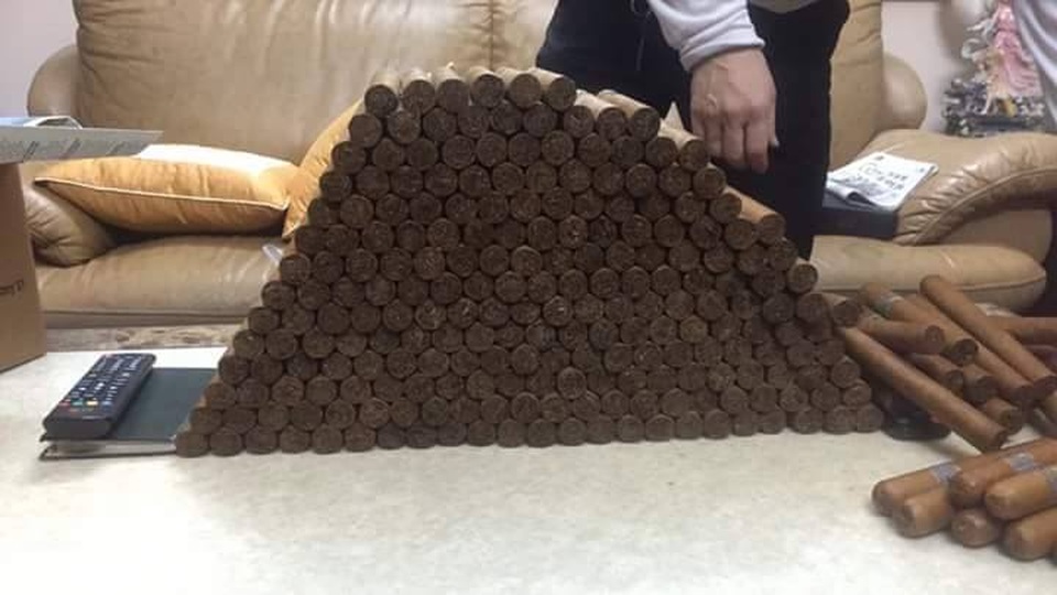 Những chuyện khó tin về thú chơi mới nổi: Hút cigar - 2 
Những điếu Cigar đưa về Việt Nam chất đống thế này luôn bị nghi ngờ về chất lượng