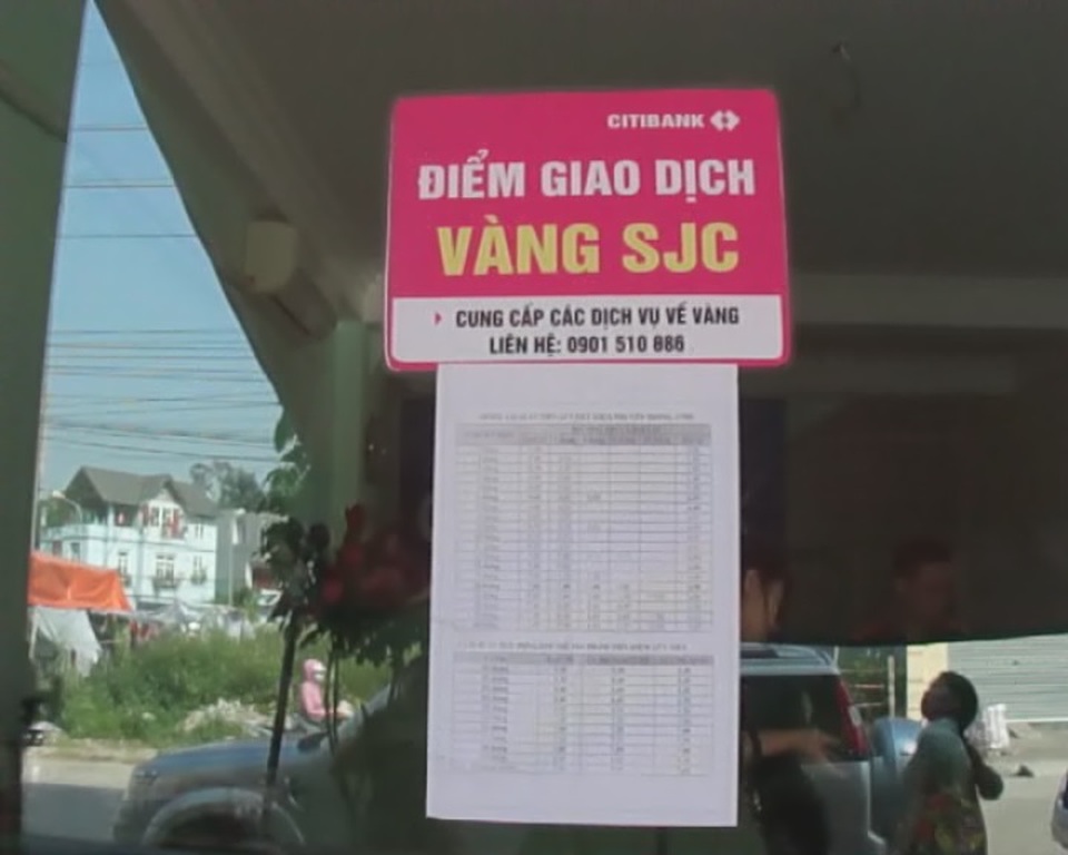 Báo động tình trạng lừa đảo chiếm đoạt nhiều tỉ đồng - 2
Đối tượng (áo trắng) lập văn phòng giao dịch ngân hàng giả mạo thời điểm bị phát hiện (ảnh Cổng TTĐT Quảng Ninh)
