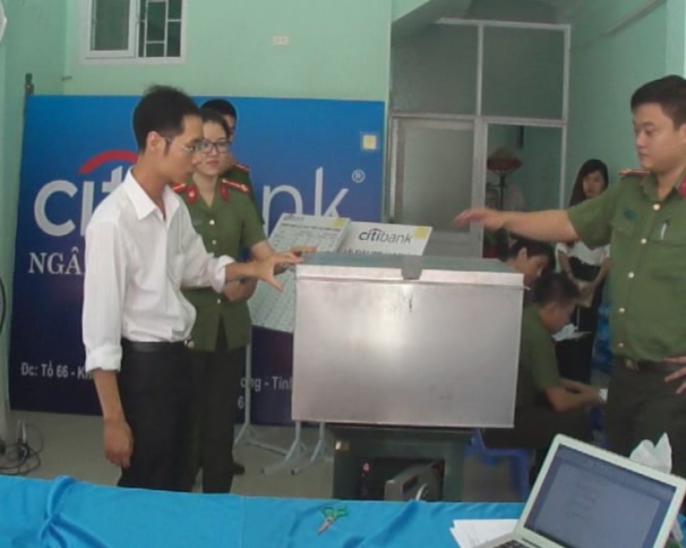 Báo động tình trạng lừa đảo chiếm đoạt nhiều tỉ đồng - 3
Đối tượng (áo trắng) lập văn phòng giao dịch ngân hàng giả mạo thời điểm bị phát hiện (ảnh Cổng TTĐT Quảng Ninh)