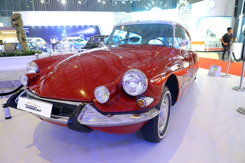 Những hình ảnh "cứu vớt" một triển lãm xe - 7
Citroen DS 1967 sử dụng động cơ 5 xi-lanh, dung tích 2.175 phân khối, hộp số sàn 4 cấp cực kì nổi tiếng khi được trang bị hệ thống giảm chấn thuỷ lực (thay vì chỉ lò xo không). Citroen DS đứng thứ 3 trong số những mẫu xe ô tô có sức ảnh hưởng nhất thế giới và được xem là chiếc xe đẹp nhất mọi thời đại.