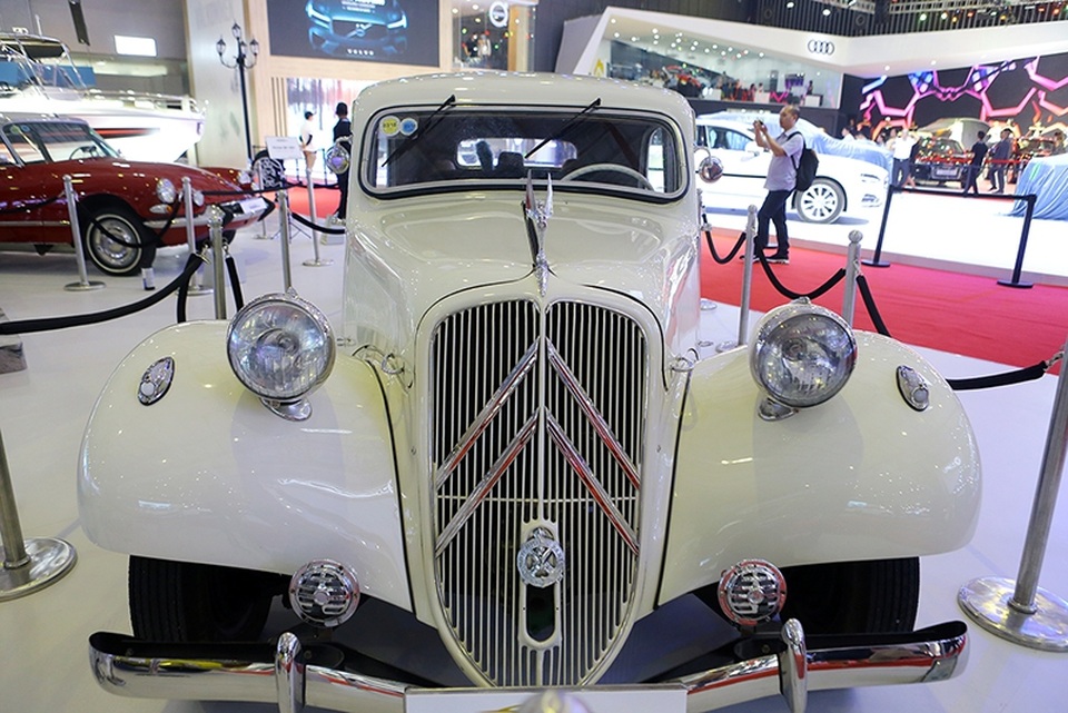 Những hình ảnh "cứu vớt" một triển lãm xe - 14
Citroen Traction 1942 - mẫu xe được giới quý tộc châu Âu trước kia rất ưa chuộng